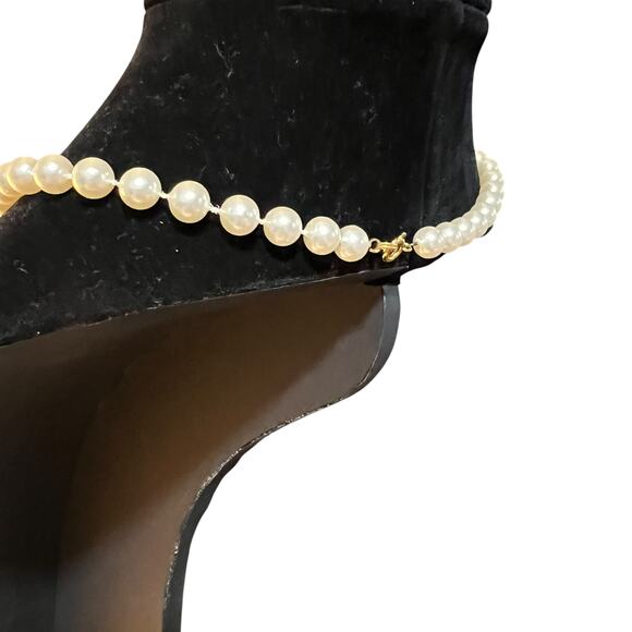 Vintage Faux Pearl Choker Necklace with Gold-Tone Clasp, Classic Elegant Jewelry - Picture 7 of 8